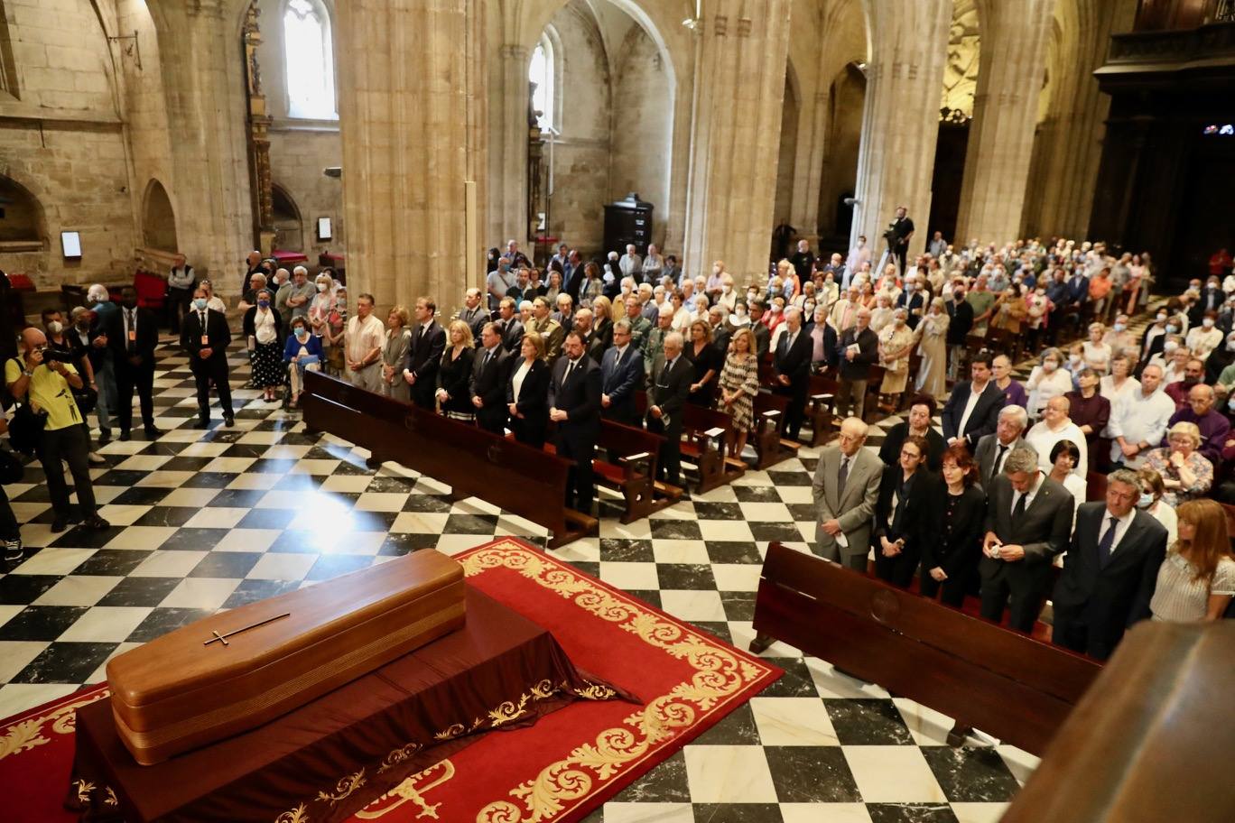 Cientos de personas han querido dar su último adiós a Gabino Díaz Merchán, arzobispo emérito, en la Catedral de la capital asturiana. El actual arzobispo de Oviedo, Sanz Montes, ha pronunciado una sentida homilía. «Que la Santina a la que tiernamente amó le acompañe en este último viaje. Las campanas suenan tristes hoy. Descanse en paz, Don Gabino. Que nos veamos en el cielo», ha dicho. 