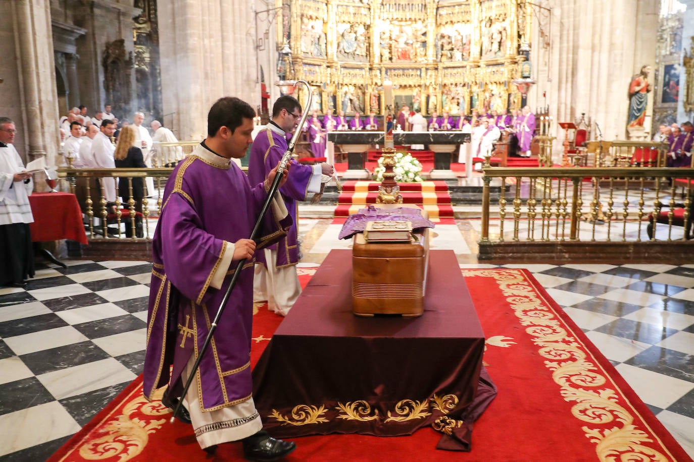 Cientos de personas han querido dar su último adiós a Gabino Díaz Merchán, arzobispo emérito, en la Catedral de la capital asturiana. El actual arzobispo de Oviedo, Sanz Montes, ha pronunciado una sentida homilía. «Que la Santina a la que tiernamente amó le acompañe en este último viaje. Las campanas suenan tristes hoy. Descanse en paz, Don Gabino. Que nos veamos en el cielo», ha dicho. 