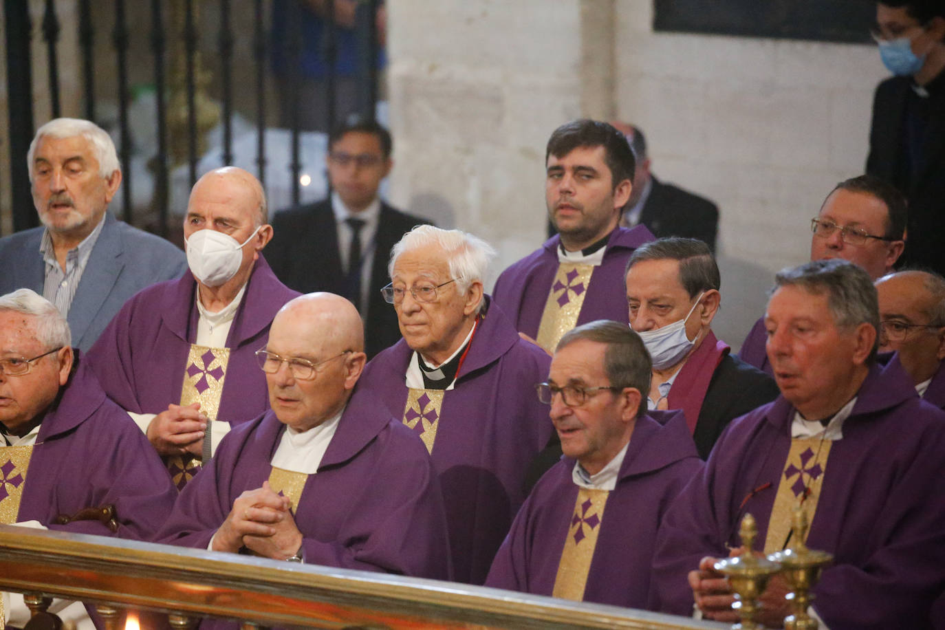 Cientos de personas han querido dar su último adiós a Gabino Díaz Merchán, arzobispo emérito, en la Catedral de la capital asturiana. El actual arzobispo de Oviedo, Sanz Montes, ha pronunciado una sentida homilía. «Que la Santina a la que tiernamente amó le acompañe en este último viaje. Las campanas suenan tristes hoy. Descanse en paz, Don Gabino. Que nos veamos en el cielo», ha dicho. 