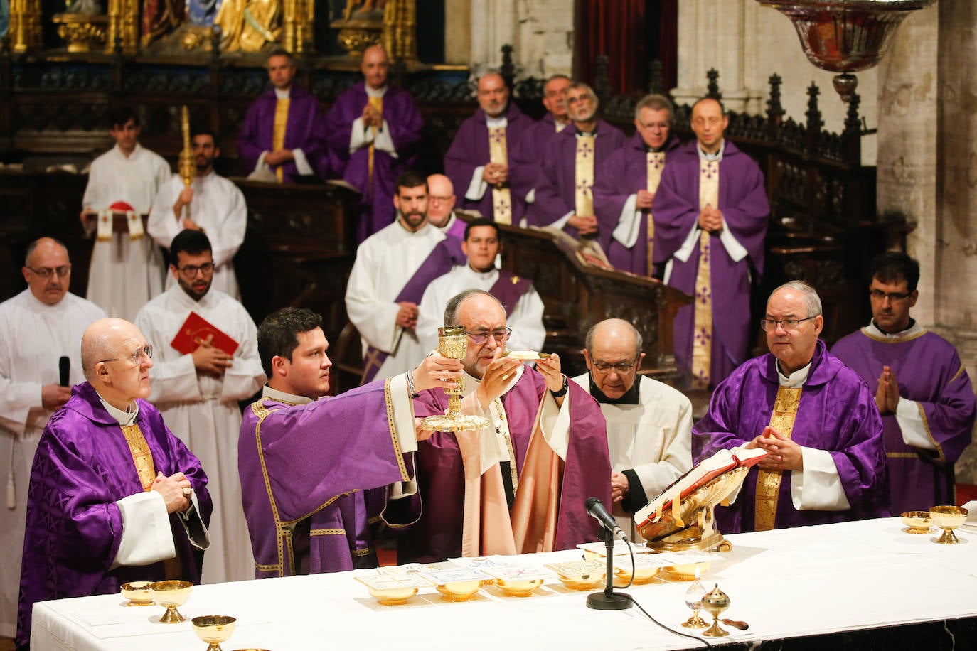 Cientos de personas han querido dar su último adiós a Gabino Díaz Merchán, arzobispo emérito, en la Catedral de la capital asturiana. El actual arzobispo de Oviedo, Sanz Montes, ha pronunciado una sentida homilía. «Que la Santina a la que tiernamente amó le acompañe en este último viaje. Las campanas suenan tristes hoy. Descanse en paz, Don Gabino. Que nos veamos en el cielo», ha dicho. 