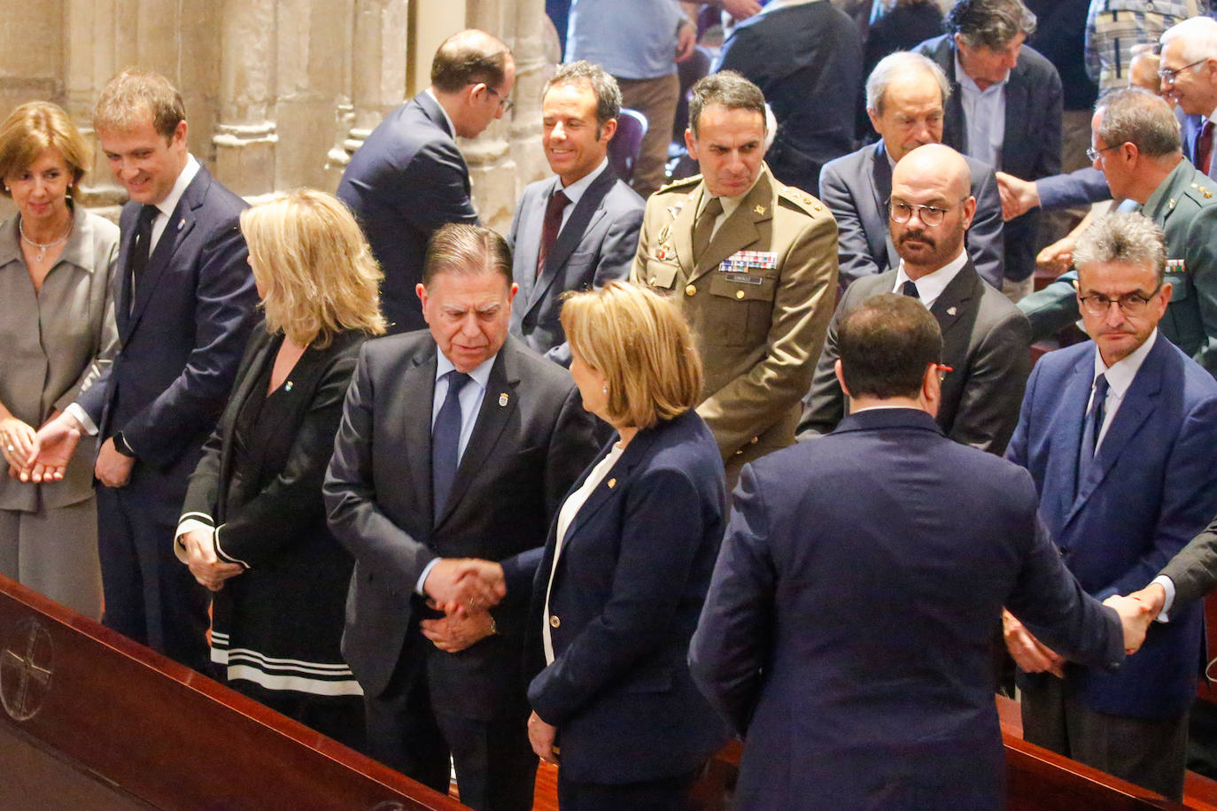 Cientos de personas han querido dar su último adiós a Gabino Díaz Merchán, arzobispo emérito, en la Catedral de la capital asturiana. El actual arzobispo de Oviedo, Sanz Montes, ha pronunciado una sentida homilía. «Que la Santina a la que tiernamente amó le acompañe en este último viaje. Las campanas suenan tristes hoy. Descanse en paz, Don Gabino. Que nos veamos en el cielo», ha dicho. 