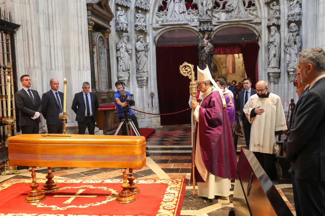 Cientos de personas han querido dar su último adiós a Gabino Díaz Merchán, arzobispo emérito, en la Catedral de la capital asturiana. El actual arzobispo de Oviedo, Sanz Montes, ha pronunciado una sentida homilía. «Que la Santina a la que tiernamente amó le acompañe en este último viaje. Las campanas suenan tristes hoy. Descanse en paz, Don Gabino. Que nos veamos en el cielo», ha dicho. 