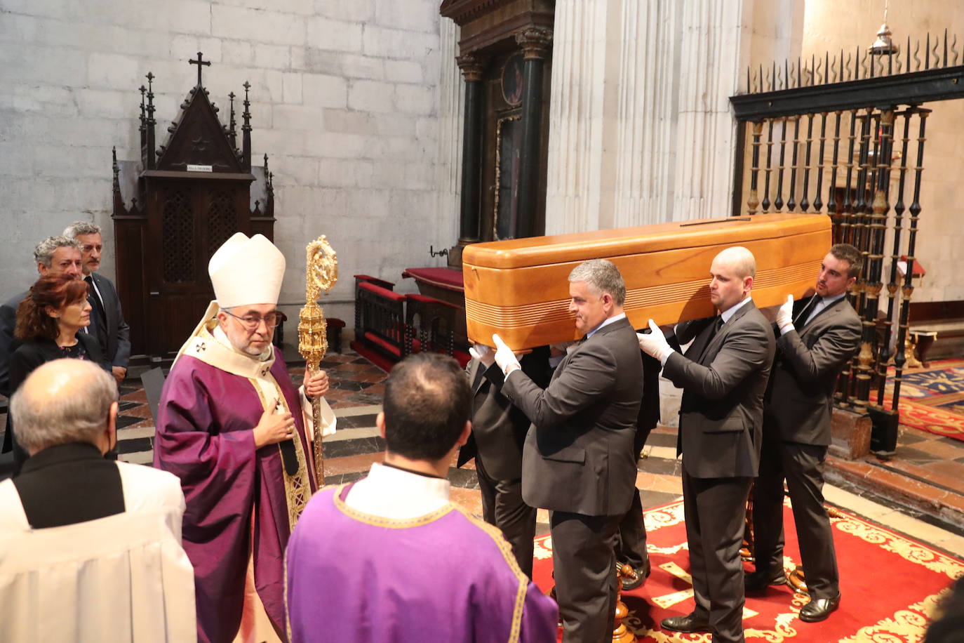 Cientos de personas han querido dar su último adiós a Gabino Díaz Merchán, arzobispo emérito, en la Catedral de la capital asturiana. El actual arzobispo de Oviedo, Sanz Montes, ha pronunciado una sentida homilía. «Que la Santina a la que tiernamente amó le acompañe en este último viaje. Las campanas suenan tristes hoy. Descanse en paz, Don Gabino. Que nos veamos en el cielo», ha dicho. 