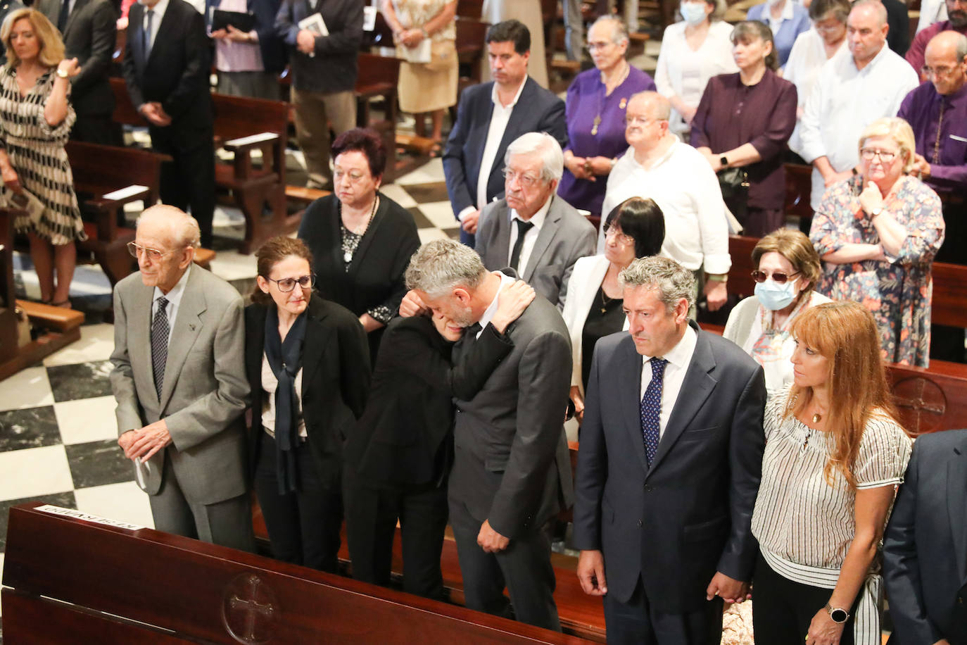 Cientos de personas han querido dar su último adiós a Gabino Díaz Merchán, arzobispo emérito, en la Catedral de la capital asturiana. El actual arzobispo de Oviedo, Sanz Montes, ha pronunciado una sentida homilía. «Que la Santina a la que tiernamente amó le acompañe en este último viaje. Las campanas suenan tristes hoy. Descanse en paz, Don Gabino. Que nos veamos en el cielo», ha dicho. 