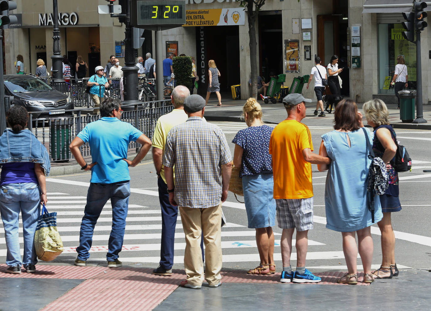 Los termómetros continúan disparados en una jornada de viernes en la que los índices de contaminacion suben en Asturias por la llegada de polvo procedente de África.