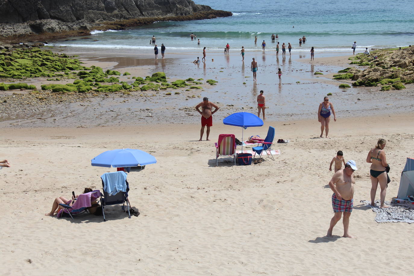 Los termómetros continúan disparados en una jornada de viernes en la que los índices de contaminacion suben en Asturias por la llegada de polvo procedente de África.