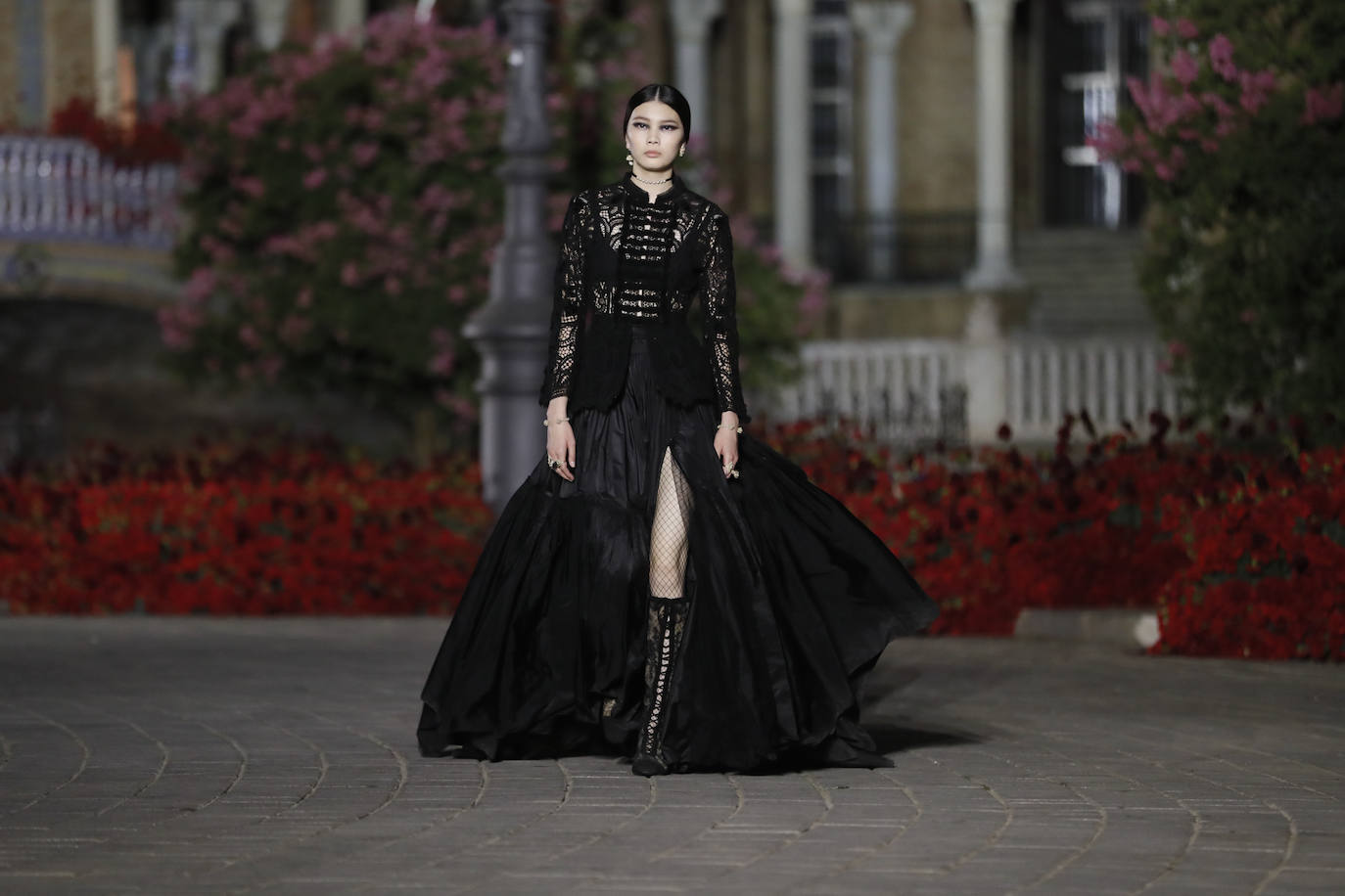 Dior presenta en la Plaza de España de Sevilla su colección «The Cruise 2023», diseñada por Maria Grazia Chiuri, que está trabajando con artistas y artesanos sevillanos y andaluces. 