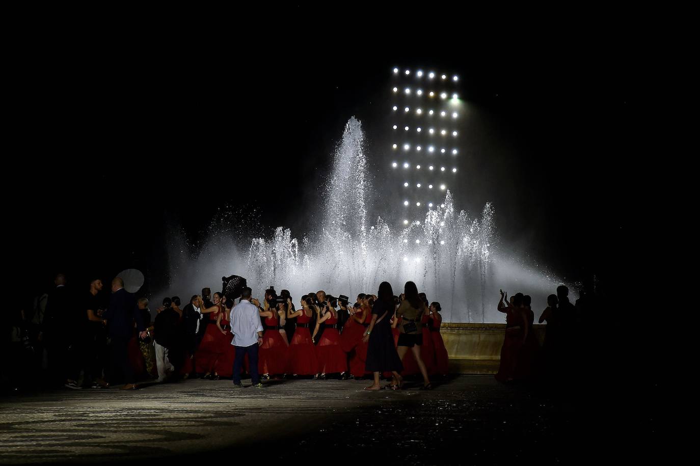 Dior presenta en la Plaza de España de Sevilla su colección «The Cruise 2023», diseñada por Maria Grazia Chiuri, que está trabajando con artistas y artesanos sevillanos y andaluces. 