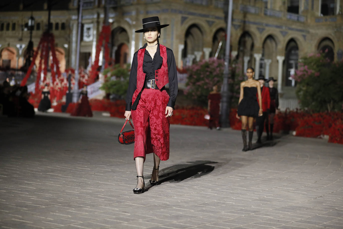 Dior presenta en la Plaza de España de Sevilla su colección «The Cruise 2023», diseñada por Maria Grazia Chiuri, que está trabajando con artistas y artesanos sevillanos y andaluces. 