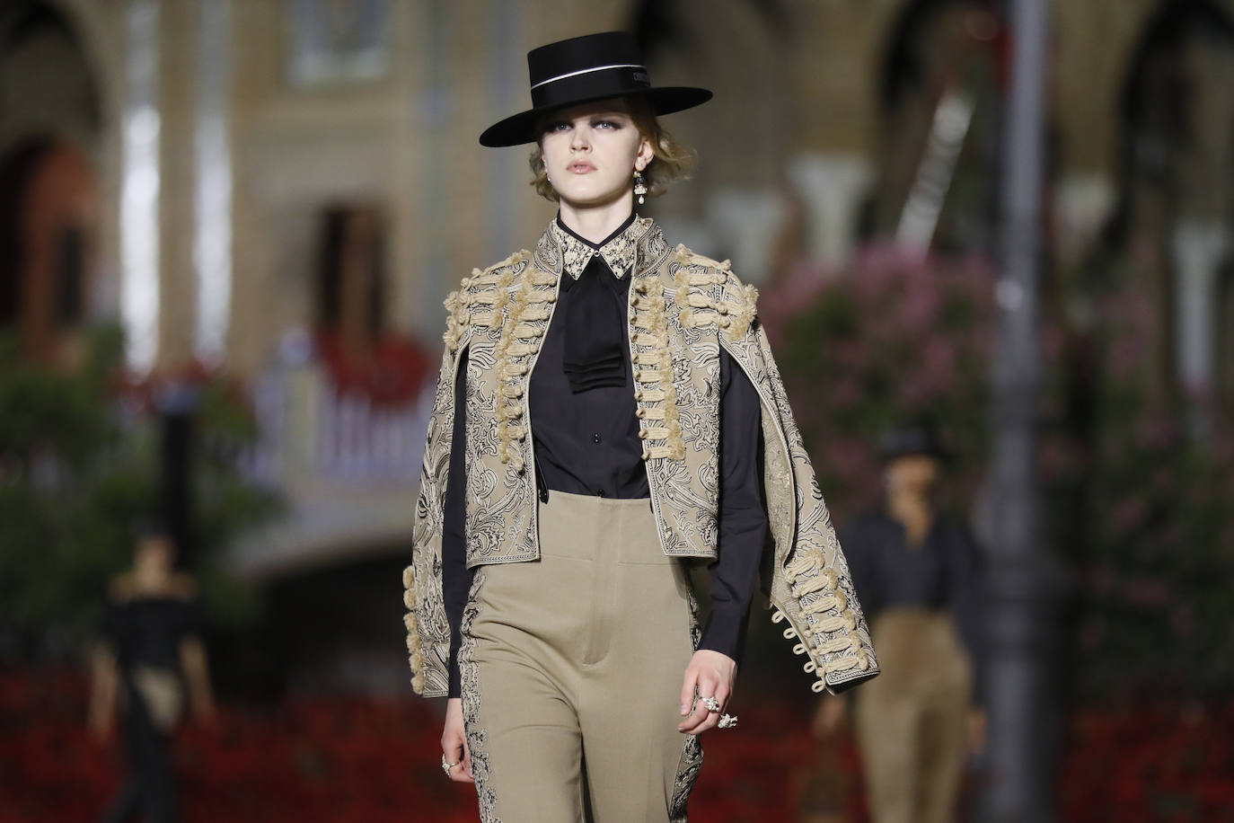 Dior presenta en la Plaza de España de Sevilla su colección «The Cruise 2023», diseñada por Maria Grazia Chiuri, que está trabajando con artistas y artesanos sevillanos y andaluces. 