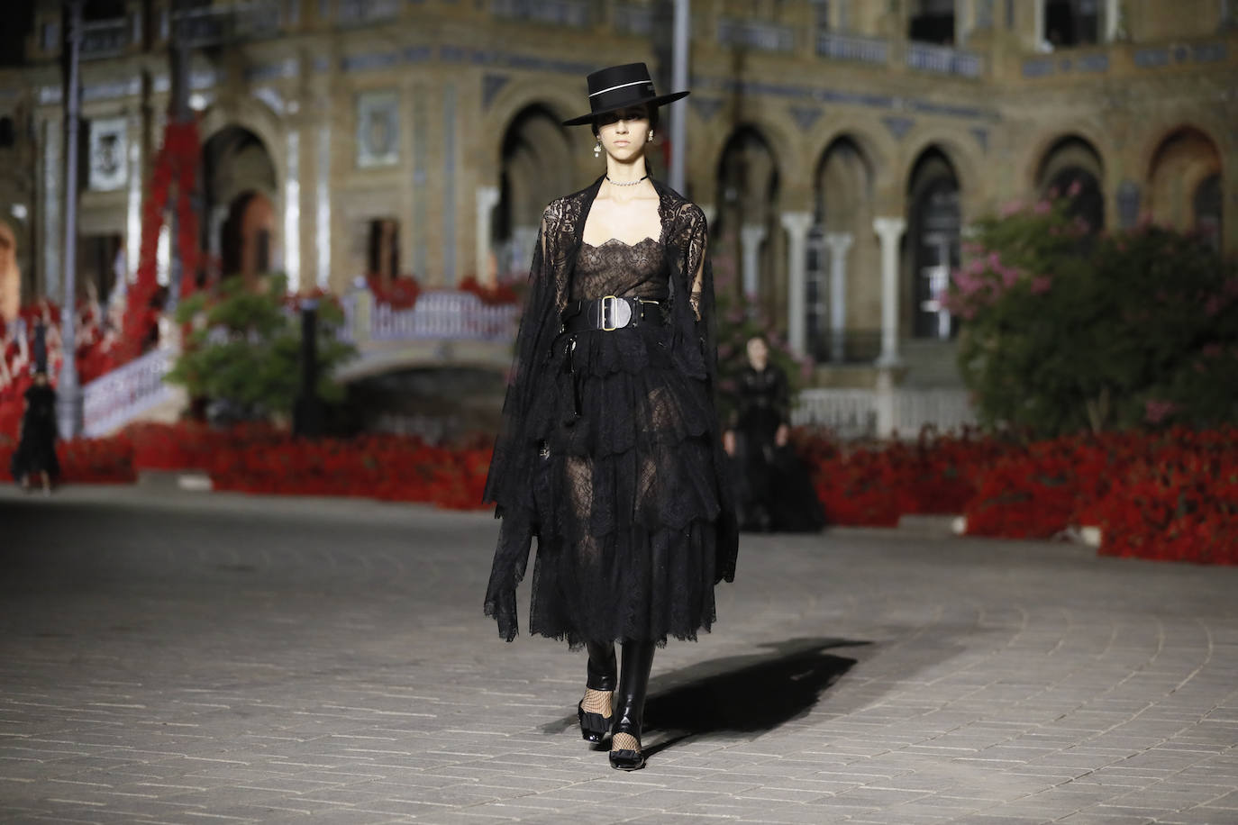 Dior presenta en la Plaza de España de Sevilla su colección «The Cruise 2023», diseñada por Maria Grazia Chiuri, que está trabajando con artistas y artesanos sevillanos y andaluces. 