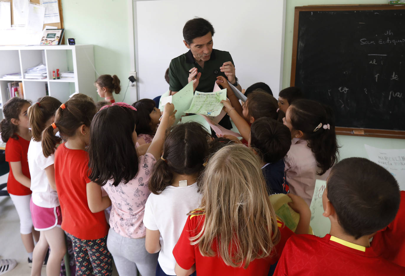 Fotos: Marcelino García Toral responde a los estudiantes del Colegio Público Clarín de Gijón