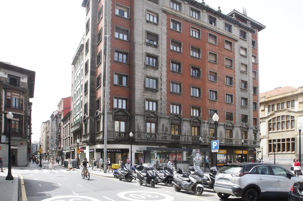 Una cámara de tráfico de la Policía Local en la plaza del Instituto. 