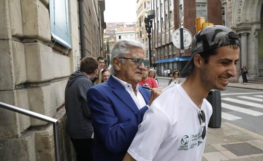 Pepe Domingo Castaño firma en la camiseta de un seguidor. 