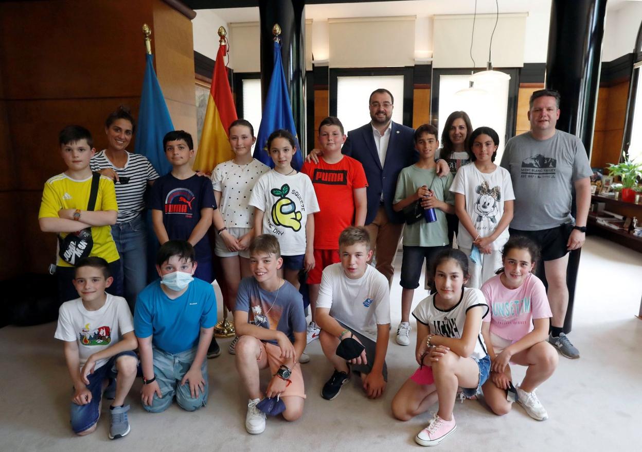 Alumnos tinetenses posan junto a Barbón. 