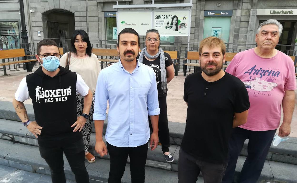 Andrés Ron, acompañado por Daniel Ripa y otros compañeros, en Oviedo. 