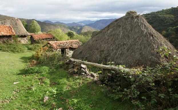 Teitos en una braña en Teverga