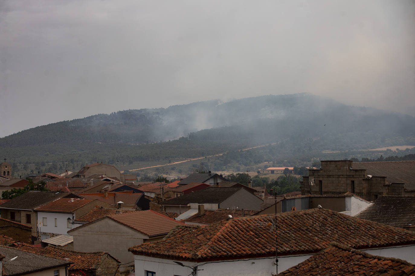 La proximidad de las llamas a algunos municipios zamoranos ha obligado a desalojar de forma preventiva al menos 14 municipios. 