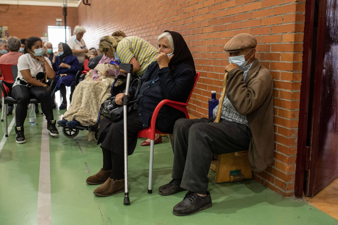 En la imagen, grupos de personas desalojadas por el incendio de la Sierra de la Culebra, en Zamora 