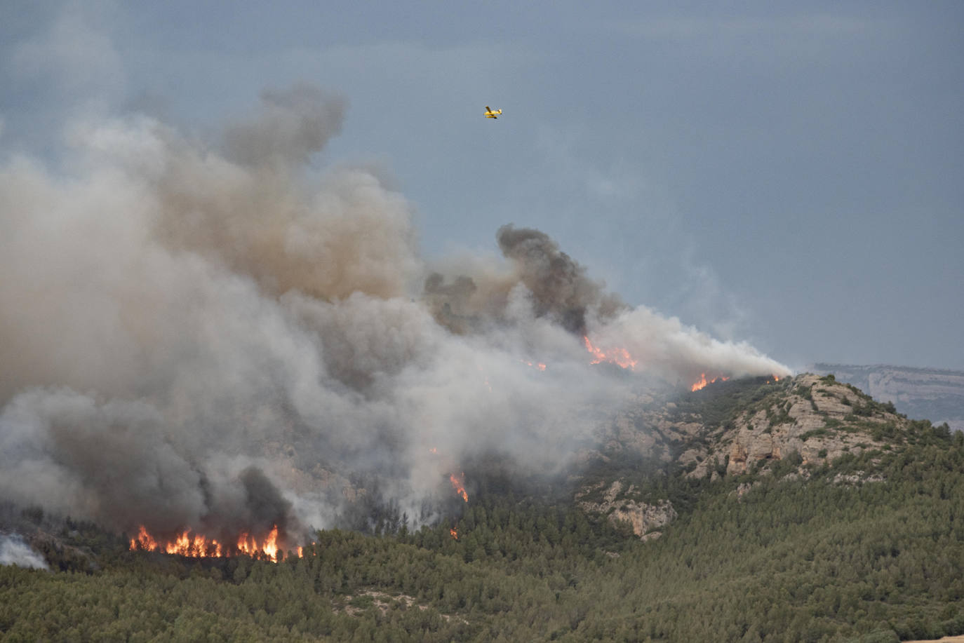 Otro incendio en Artesa de Segre (Lleida) también sigue activo y ha afectado a unas 1.500 hectáreas 