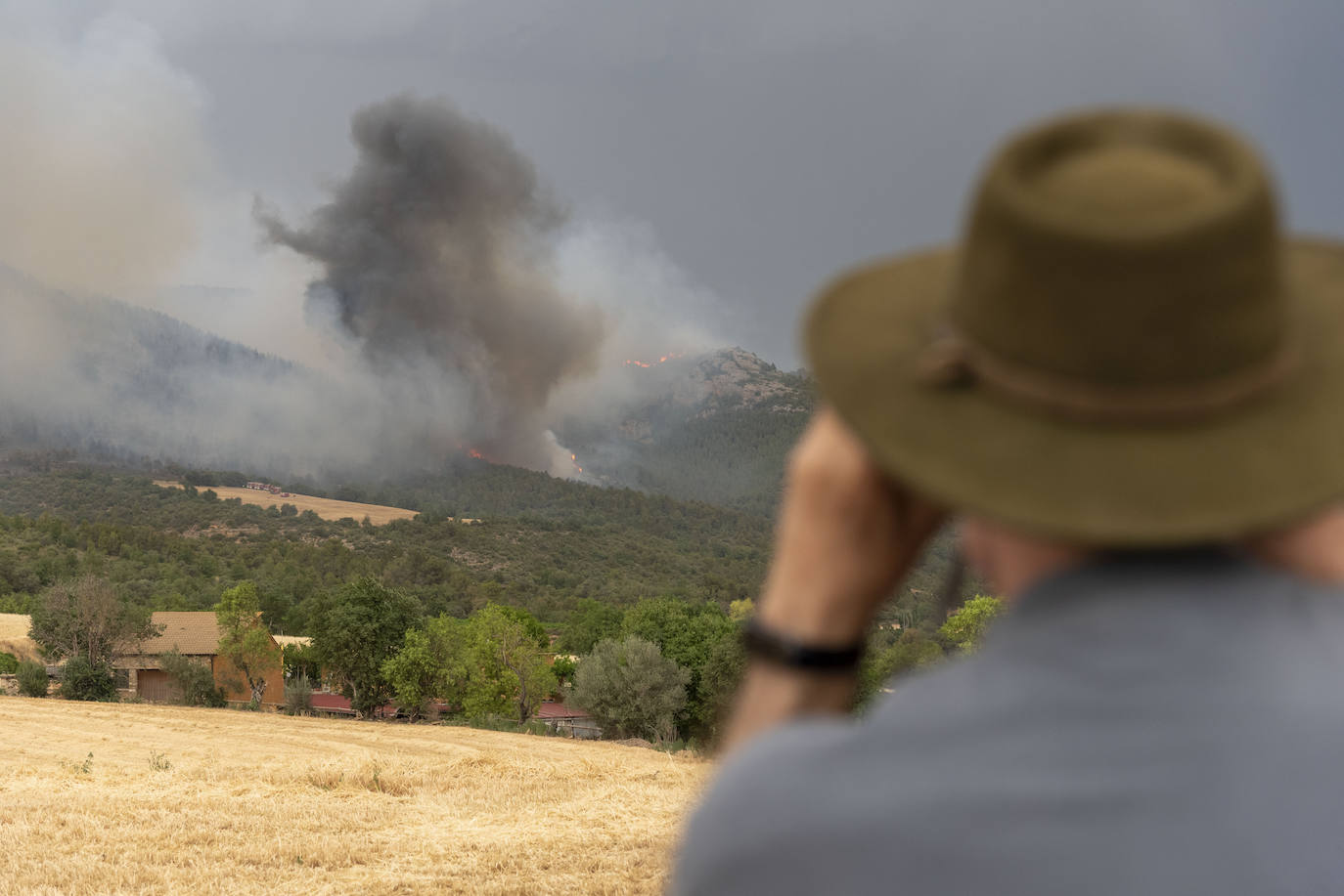 El jefe de intervención de Bomberos de la Generalitat, Miquel López, ha explicado que unas setenta dotaciones terrestres trabajan este sábado por la mañana en el incendio de Artesa de Segre. Descarta que se pueda apagar este sábado.