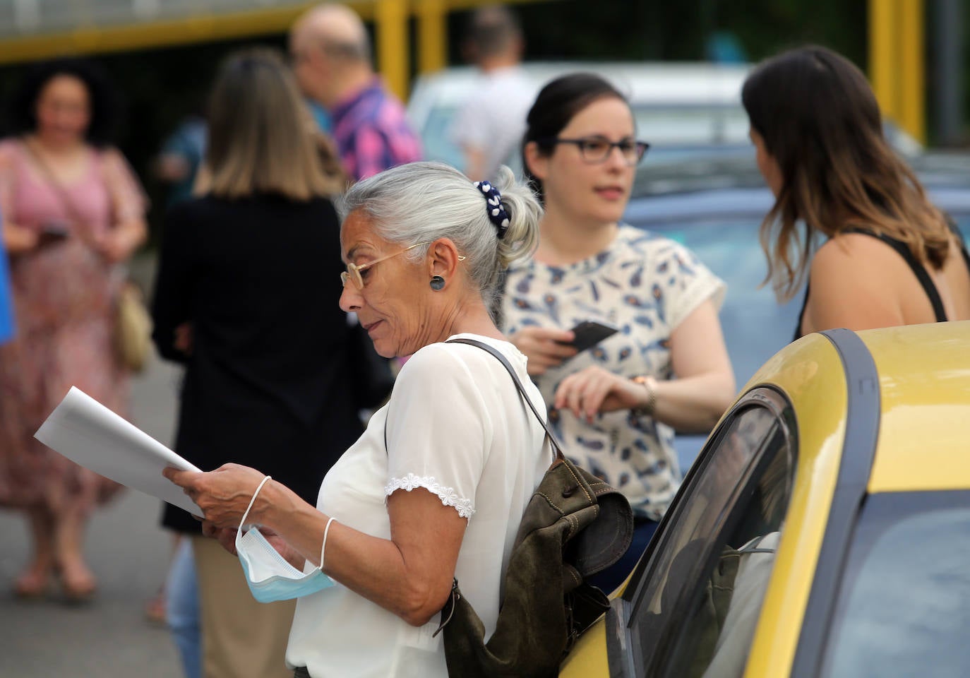 Las oposiciones de Educación ya han arrancado en Asturias, pero lo han hecho con cierto escepticismo entre los más jóvenes. Casi 6.500 personas optan a una de las 398 plazas en el Principado y los profesionales con menos experiencia se muestran desanimados por unos criterios de baremación que priman la interinidad: «Las notas no valen nada», lamentan. 