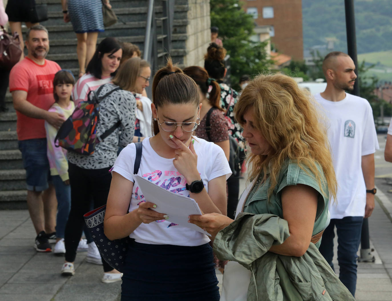 Las oposiciones de Educación ya han arrancado en Asturias, pero lo han hecho con cierto escepticismo entre los más jóvenes. Casi 6.500 personas optan a una de las 398 plazas en el Principado y los profesionales con menos experiencia se muestran desanimados por unos criterios de baremación que priman la interinidad: «Las notas no valen nada», lamentan. 