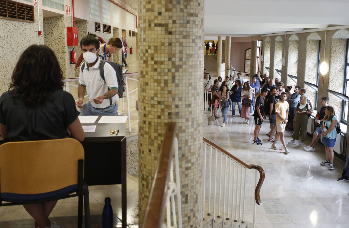 Las oposiciones de Educación ya han arrancado en Asturias, pero lo han hecho con cierto escepticismo entre los más jóvenes. Casi 6.500 personas optan a una de las 398 plazas en el Principado y los profesionales con menos experiencia se muestran desanimados por unos criterios de baremación que priman la interinidad: «Las notas no valen nada», lamentan. 