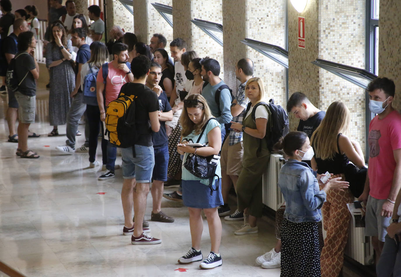 Las oposiciones de Educación ya han arrancado en Asturias, pero lo han hecho con cierto escepticismo entre los más jóvenes. Casi 6.500 personas optan a una de las 398 plazas en el Principado y los profesionales con menos experiencia se muestran desanimados por unos criterios de baremación que priman la interinidad: «Las notas no valen nada», lamentan. 