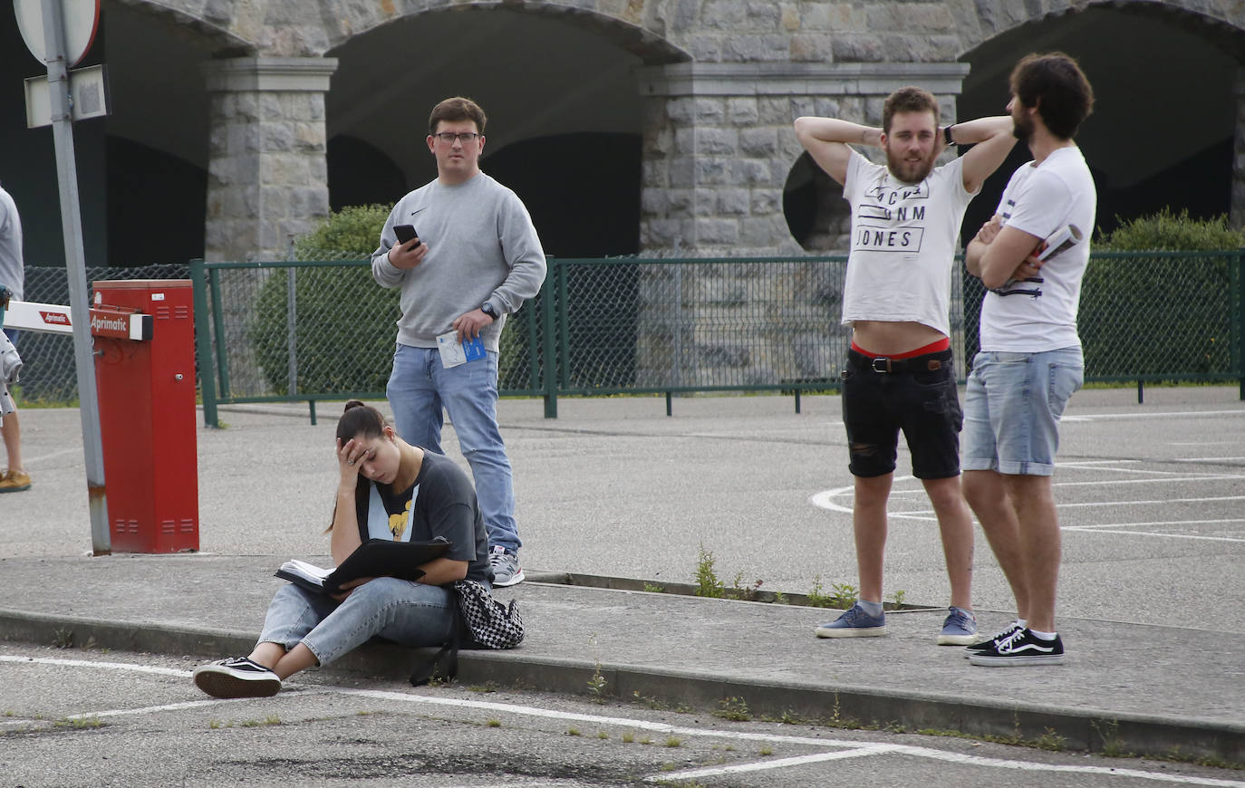 Las oposiciones de Educación ya han arrancado en Asturias, pero lo han hecho con cierto escepticismo entre los más jóvenes. Casi 6.500 personas optan a una de las 398 plazas en el Principado y los profesionales con menos experiencia se muestran desanimados por unos criterios de baremación que priman la interinidad: «Las notas no valen nada», lamentan. 