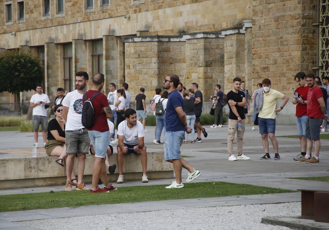 Las oposiciones de Educación ya han arrancado en Asturias, pero lo han hecho con cierto escepticismo entre los más jóvenes. Casi 6.500 personas optan a una de las 398 plazas en el Principado y los profesionales con menos experiencia se muestran desanimados por unos criterios de baremación que priman la interinidad: «Las notas no valen nada», lamentan. 