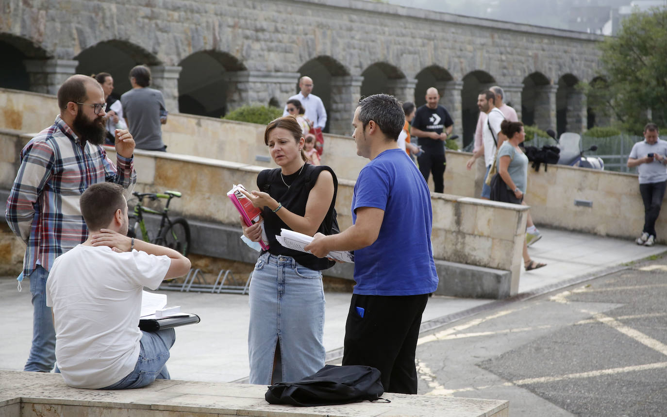 Las oposiciones de Educación ya han arrancado en Asturias, pero lo han hecho con cierto escepticismo entre los más jóvenes. Casi 6.500 personas optan a una de las 398 plazas en el Principado y los profesionales con menos experiencia se muestran desanimados por unos criterios de baremación que priman la interinidad: «Las notas no valen nada», lamentan. 