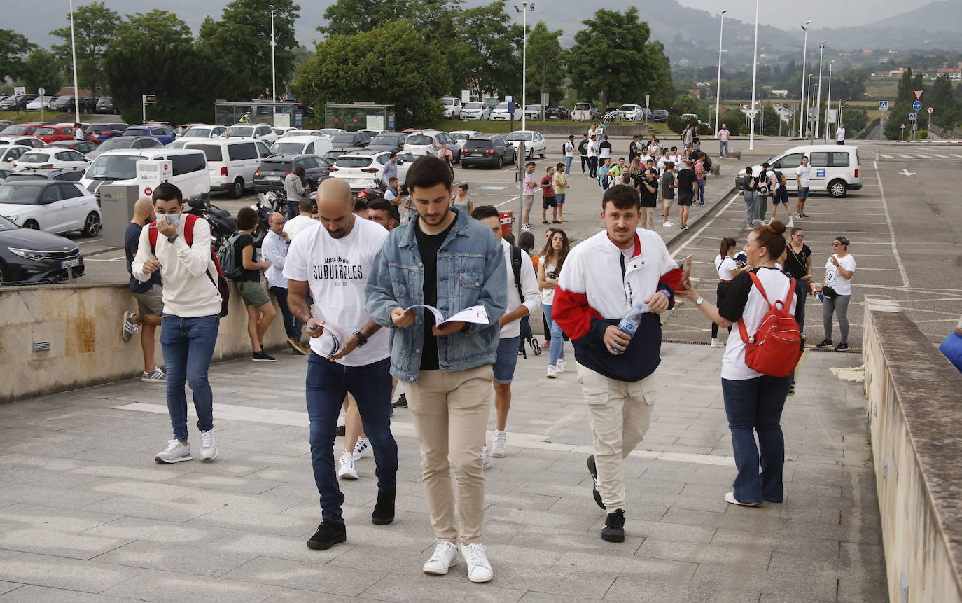 Las oposiciones de Educación ya han arrancado en Asturias, pero lo han hecho con cierto escepticismo entre los más jóvenes. Casi 6.500 personas optan a una de las 398 plazas en el Principado y los profesionales con menos experiencia se muestran desanimados por unos criterios de baremación que priman la interinidad: «Las notas no valen nada», lamentan. 