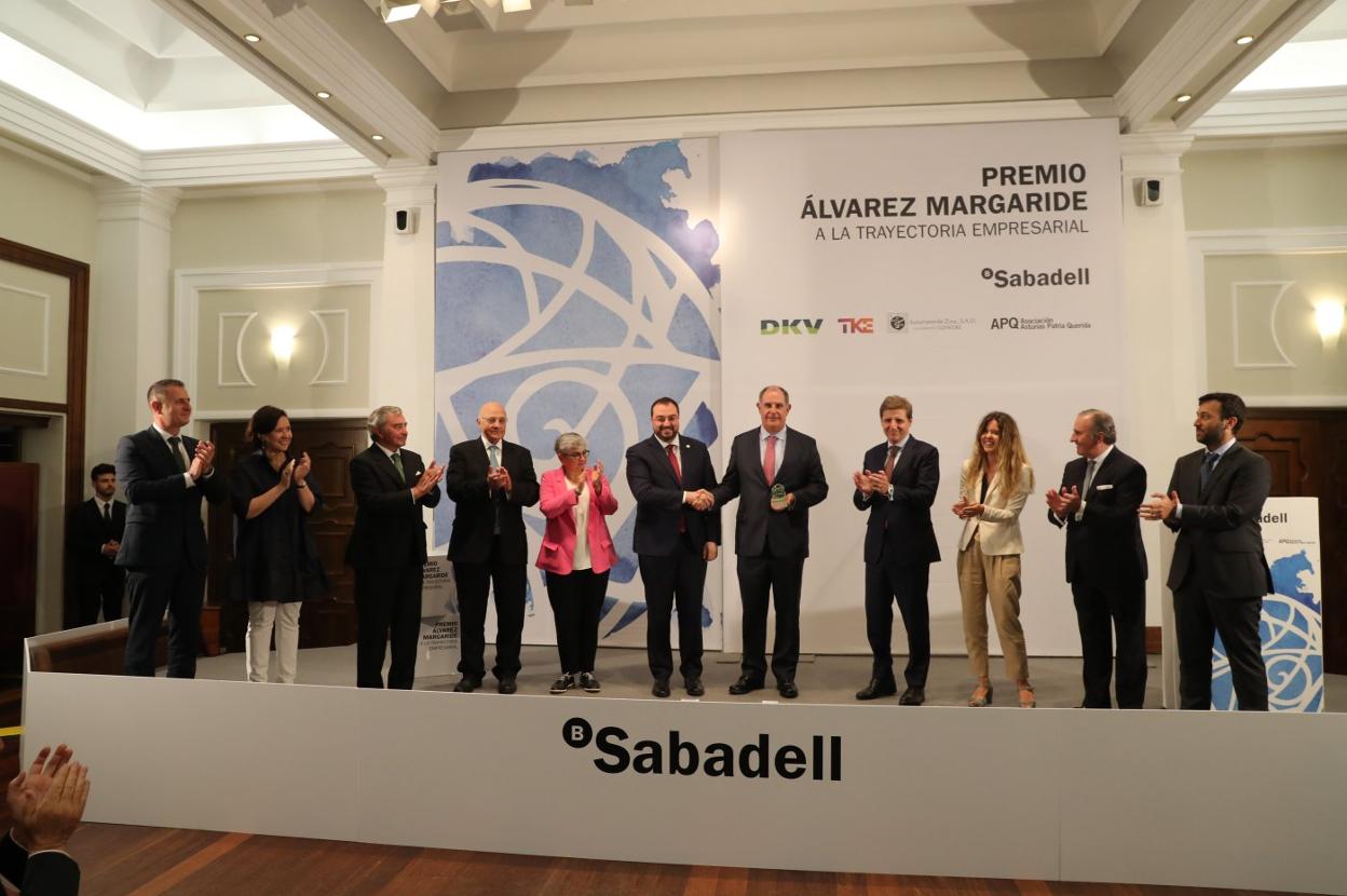 Manuel Álvarez (TK Elevator), Teresa Sanjurjo (Fundación Princesa de Asturias); Javier Vega de Seoane (DKV); Josep Oliu (Banco Sabadell); la alcaldesa de Gijón, Ana González; el presidente del Principado, Adrián Barbón; el premiado, Álvaro Platero (Astilleros Gondán); Pedro Sainz de Baranda (APQ); Carmen Álvarez Margaride; Pablo Junceda (Sabadell Herrero) y Carlos Navalpotro (AZSA), durante la entrega del galardón. 