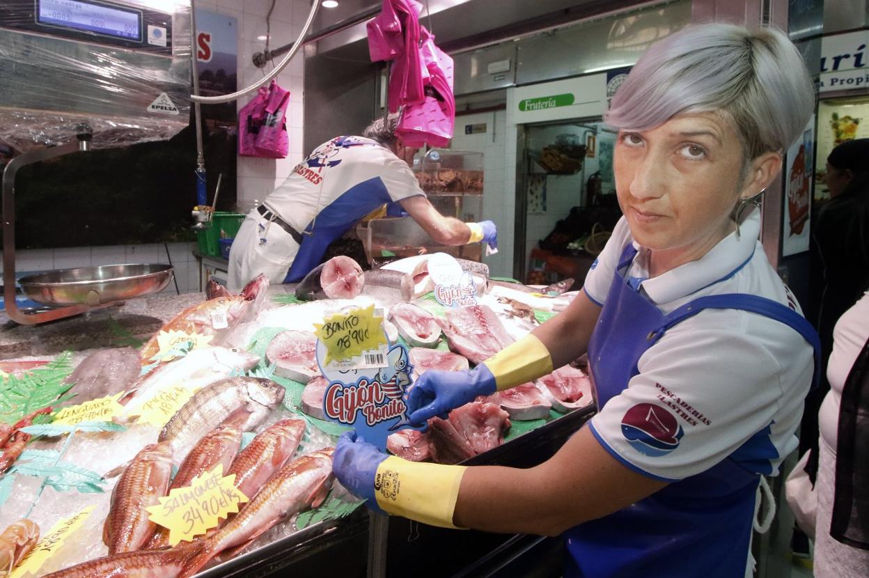 Silvia Suárez coloca el bonito, junto a Pedro Ángel. 