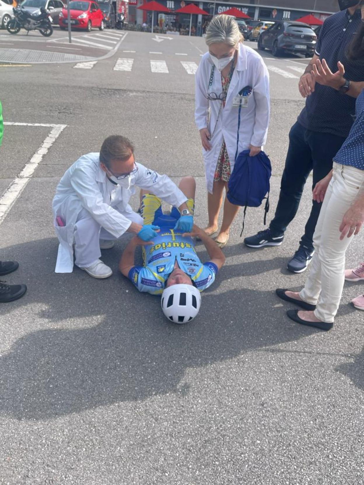 Un médico atiende al ciclista atropellado. 