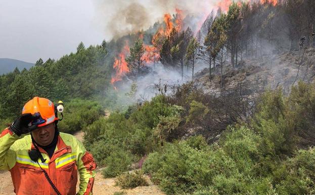 Un efectivo, tras el fuego en Ibias 