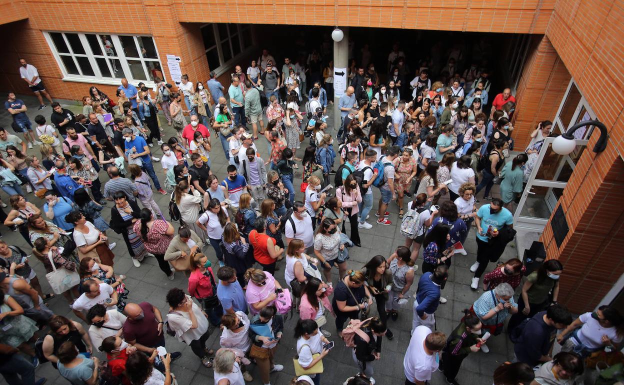 Opositores aguardan el inicio del primer ejercicio de la oposición. 