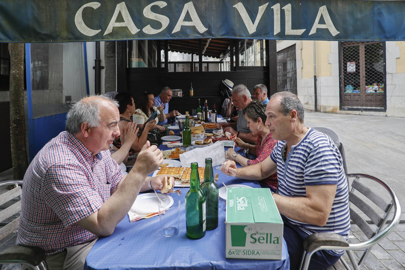 Fotos: Pravia se anima con la Comida en la Calle