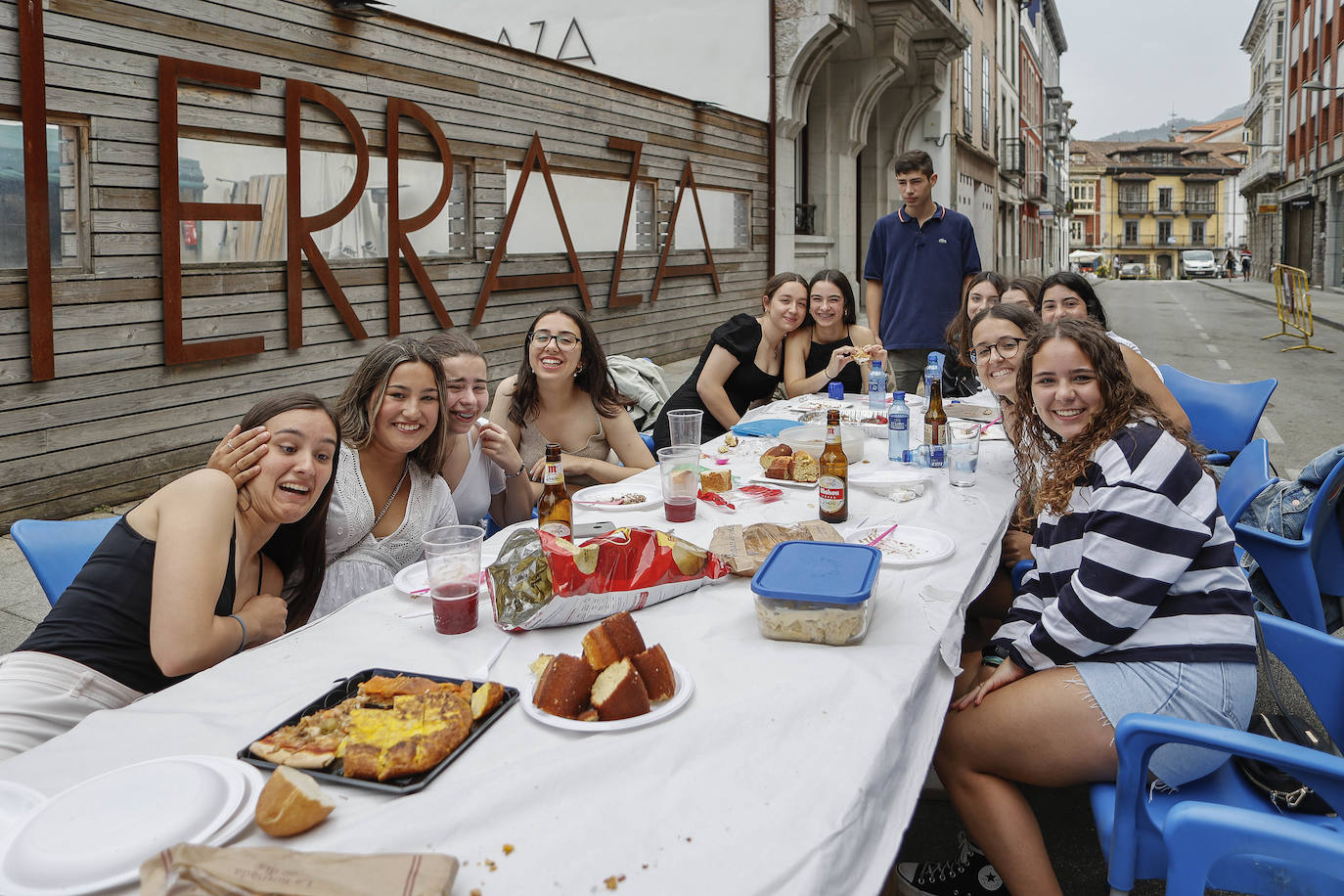 Fotos: Pravia se anima con la Comida en la Calle