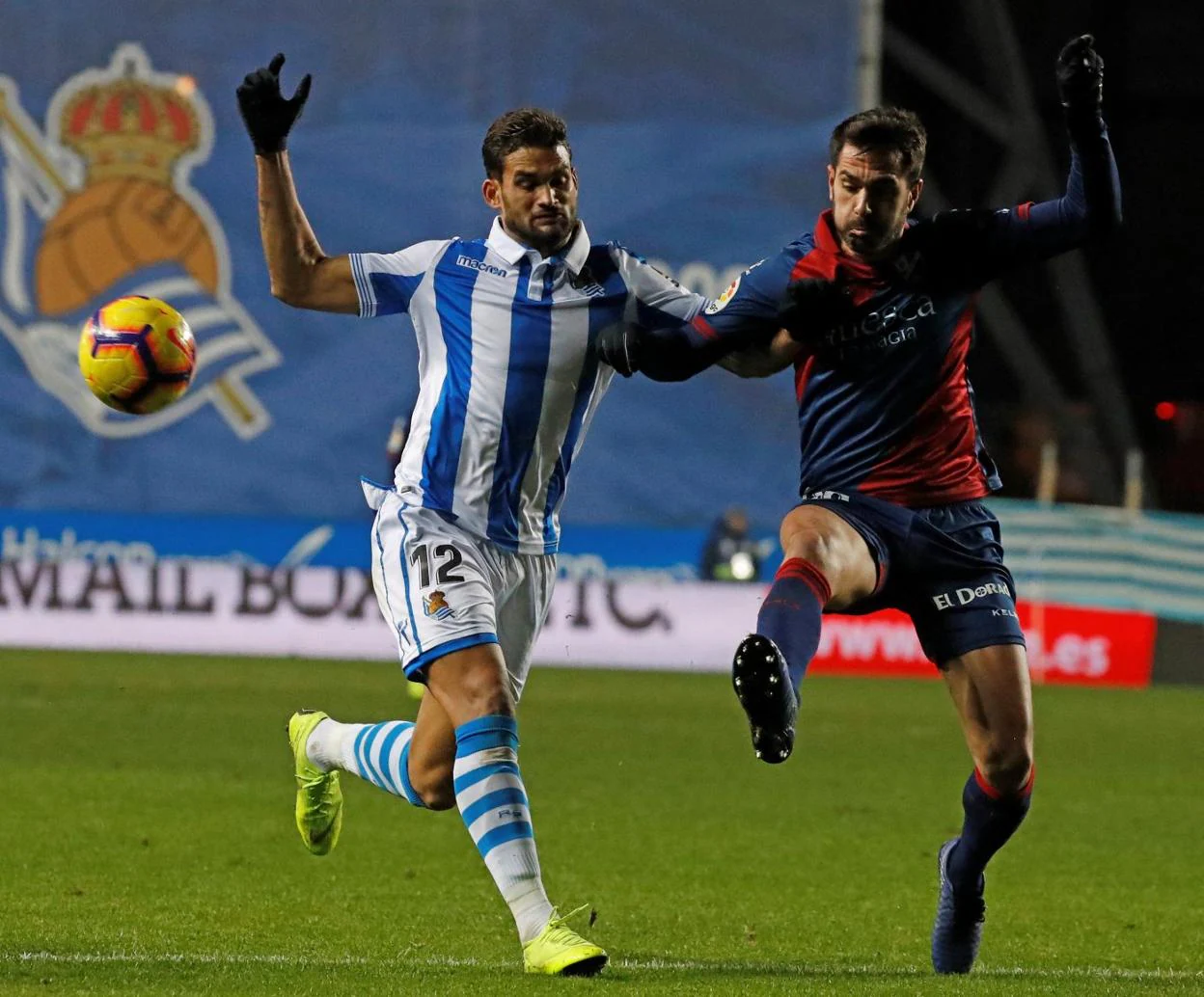 Pablo Insúa despeja un balón en un partido de Liga, en Primera División, con el Huesca ante la Real Sociedad. 