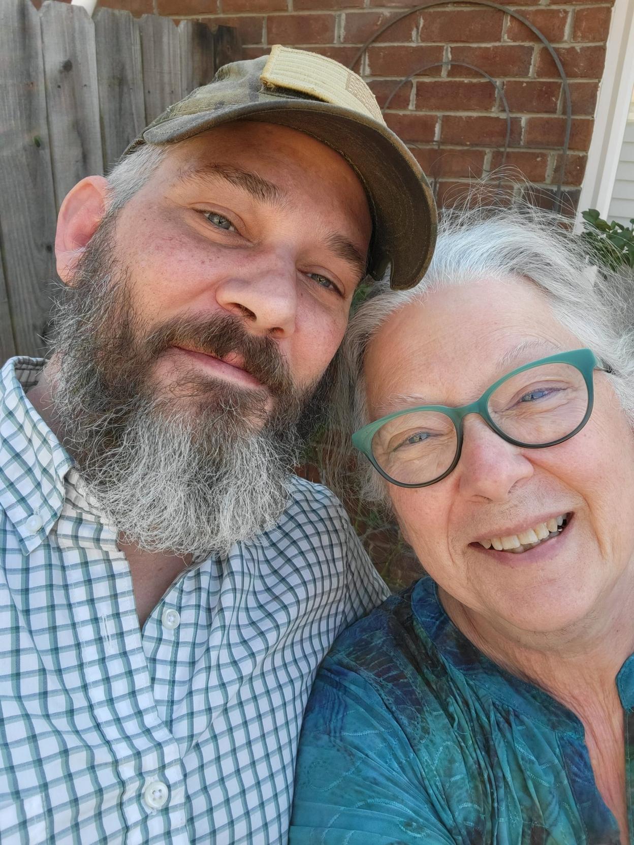 Alexander Drueke, fotografiado en su hogar, junto a su madre. 