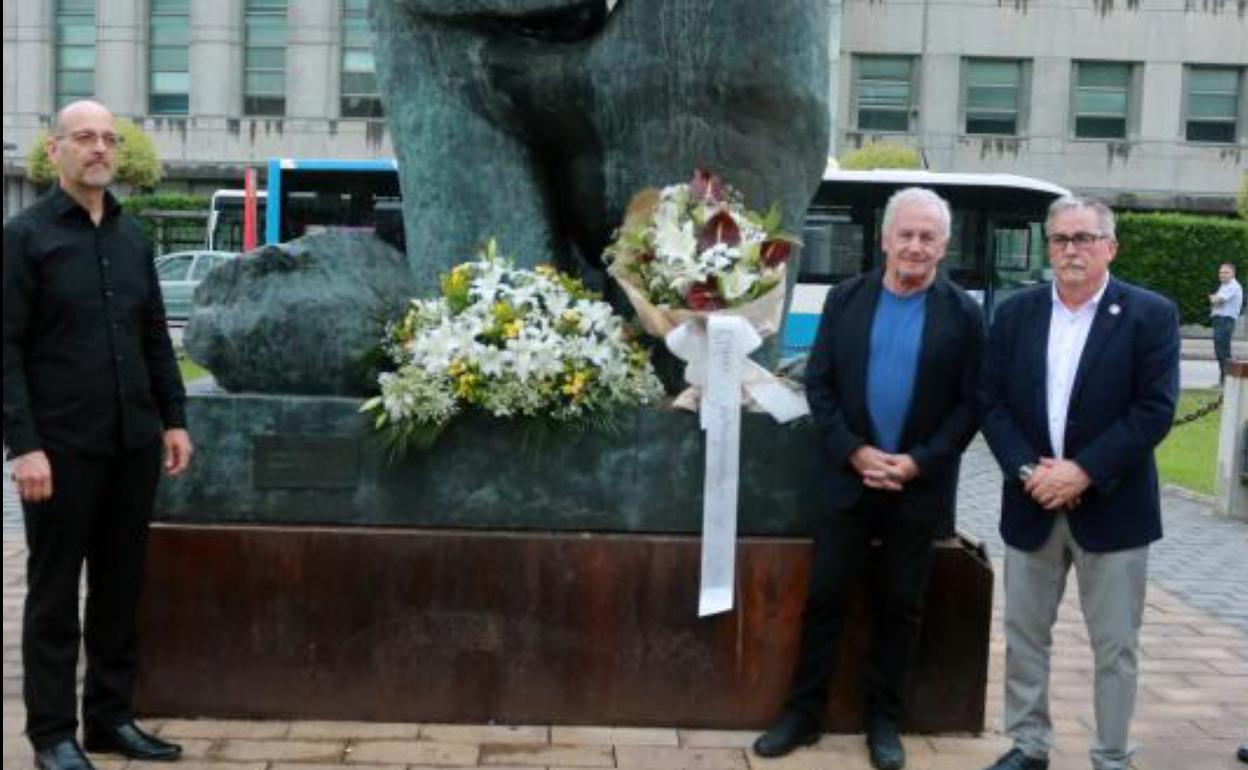 El director del orfeón, Carlos Ruiz de Arcaute, Víctor Manuel y el alcalde de Mieres, Aníbal Vázquez, hicieron una ofrenda floral a los mineros frente a su monumento. 