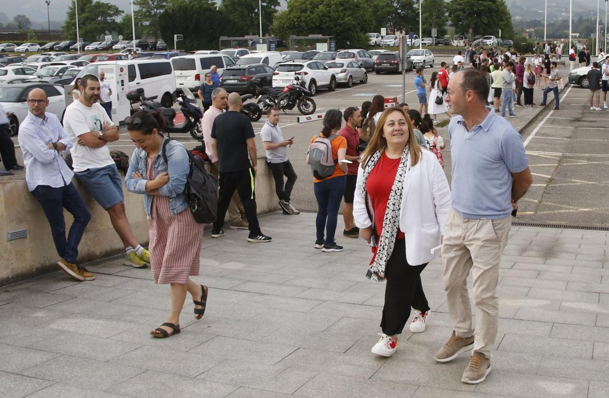 La consejera de Educación, Lydia Espina, y el director general de Enseñanzas Profesionales Javier Cueli. 