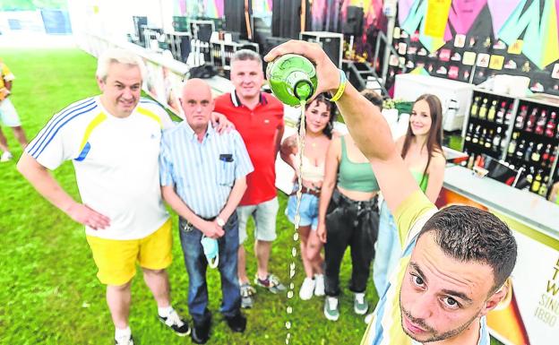 Oviedo. Un grupo de amigos, en las fiestas de Vetusta, calentando motores a base de sidra. 