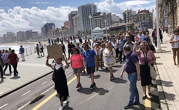 Protesta en Gijón por la gestión del Muro
