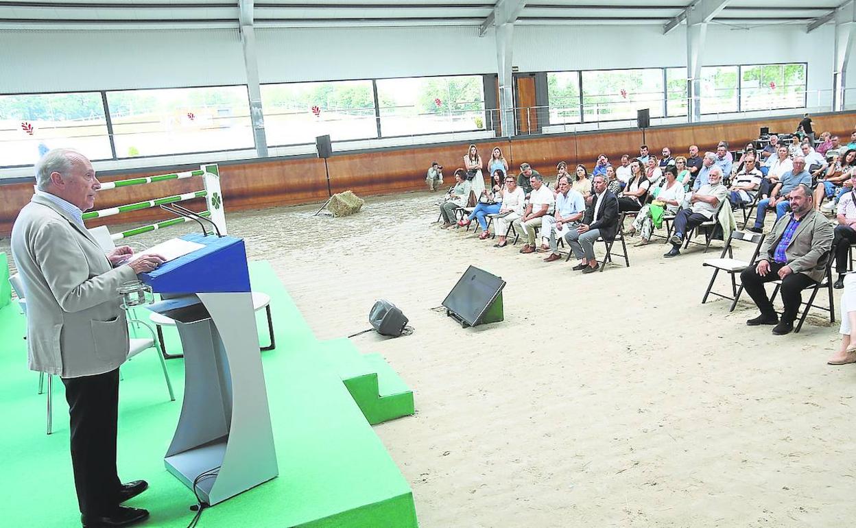 Luis Fernández-Vega, presidente de la Fundación Princesa de Asturias, durante su discurso en Sariego. 