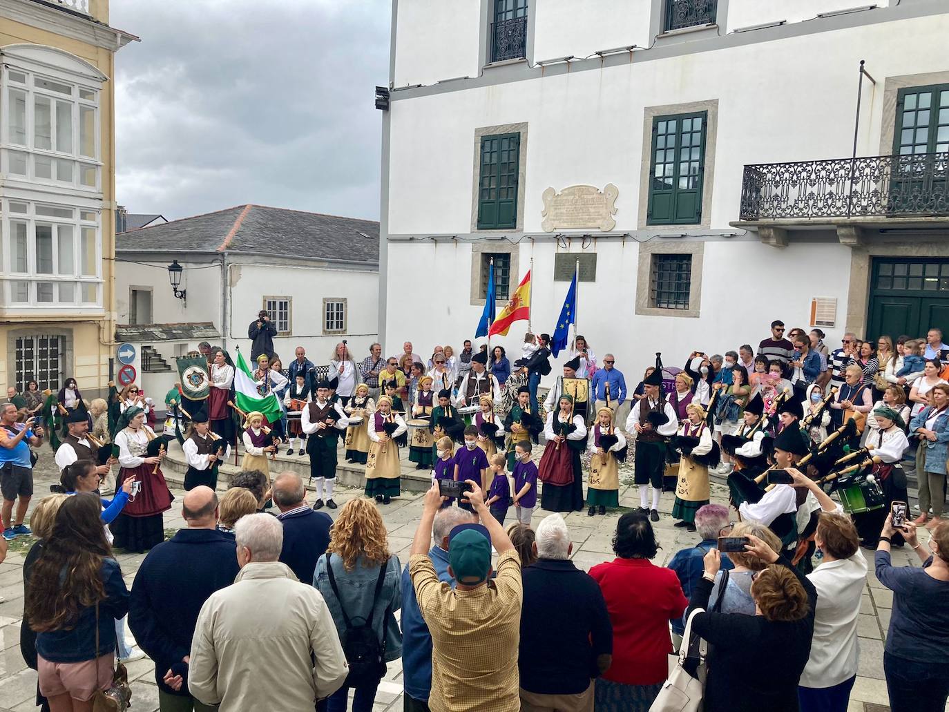 Un pequeño claro entre las oscuras nubes iluminaba ayer la villa marinera de Castropol al mediodía. Un claro que realzaba los brillantes colores de las alfombras florales que los vecinos elaboraron cuidadosamente para su gran día de Corpus Christi, y que no presagiaba la tromba de agua que escasos minutos después caería sobre el atestado pueblo. 