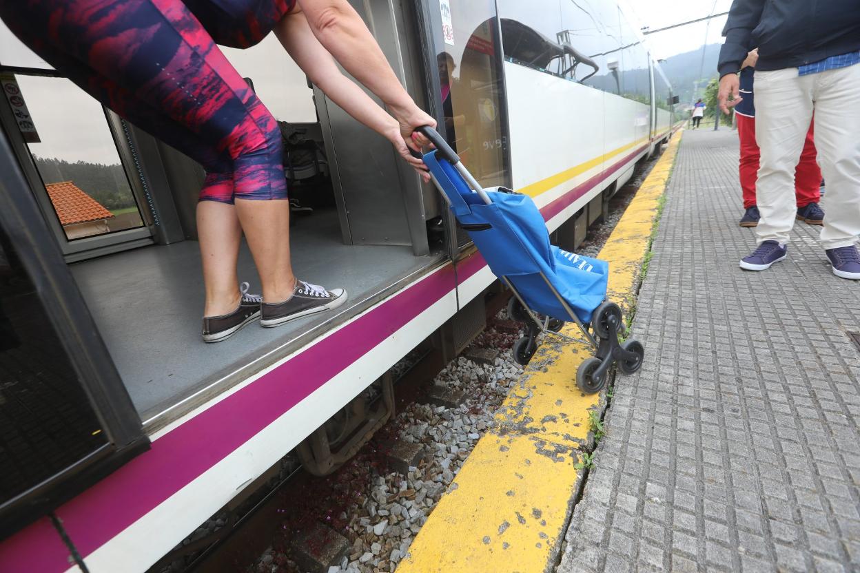 En Peñaullán nos jugamos la vida para coger el tren, va a haber una  desgracia» | El Comercio: Diario de Asturias