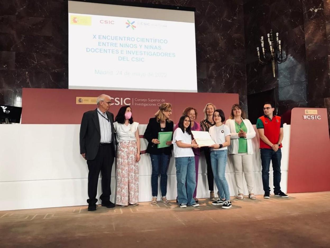 Irene Rodríguez Prado y Zaira Martínez Celorio recogen el premio en Madrid. 